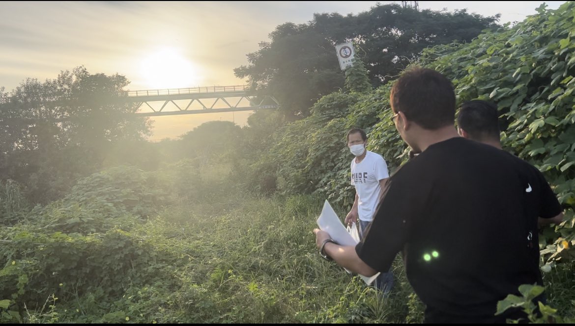 kixjpn7's tweet image. またです🇨🇳 昨日と同じ岡山の中国人グループヤミ畑で、違法耕作のゴーヤを収穫していた中国人に「おはよう」「ここで何してますか」と声をかけた途端に激昂し、令和タケちゃんを突き飛ばして逃走をはかった。在留カード不携帯なども供述した為110通報。警察署へ連行されていきました。🚓…