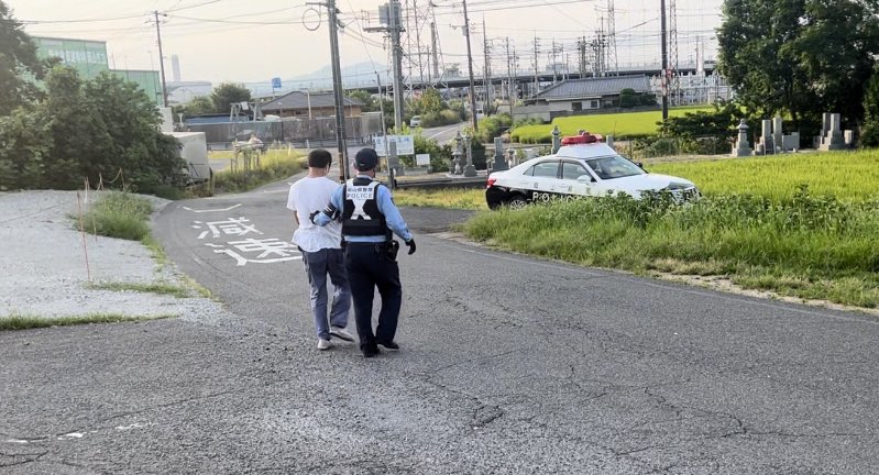 kixjpn7's tweet image. またです🇨🇳 昨日と同じ岡山の中国人グループヤミ畑で、違法耕作のゴーヤを収穫していた中国人に「おはよう」「ここで何してますか」と声をかけた途端に激昂し、令和タケちゃんを突き飛ばして逃走をはかった。在留カード不携帯なども供述した為110通報。警察署へ連行されていきました。🚓…