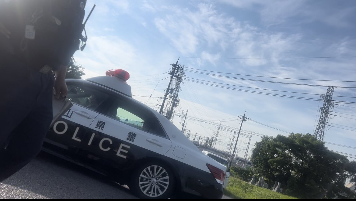 kixjpn7's tweet image. またです🇨🇳 昨日と同じ岡山の中国人グループヤミ畑で、違法耕作のゴーヤを収穫していた中国人に「おはよう」「ここで何してますか」と声をかけた途端に激昂し、令和タケちゃんを突き飛ばして逃走をはかった。在留カード不携帯なども供述した為110通報。警察署へ連行されていきました。🚓…