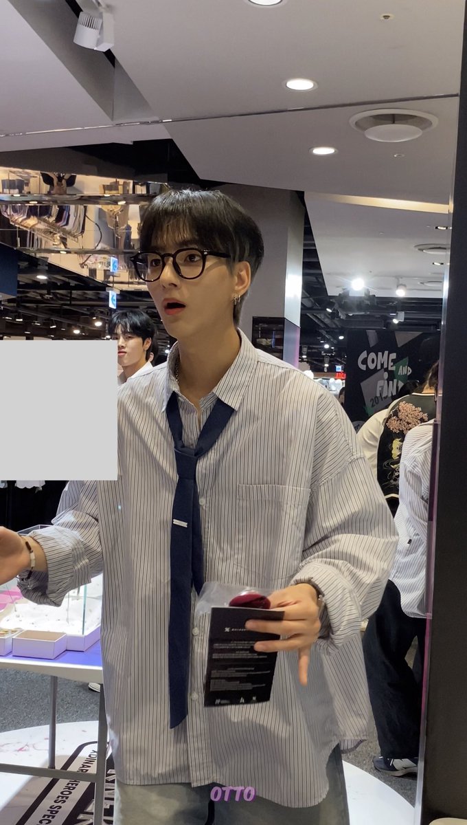 luv_xdiz's tweet photo. why does he look like simon the chipmunk?? https://t.co/fn44X0WvCY