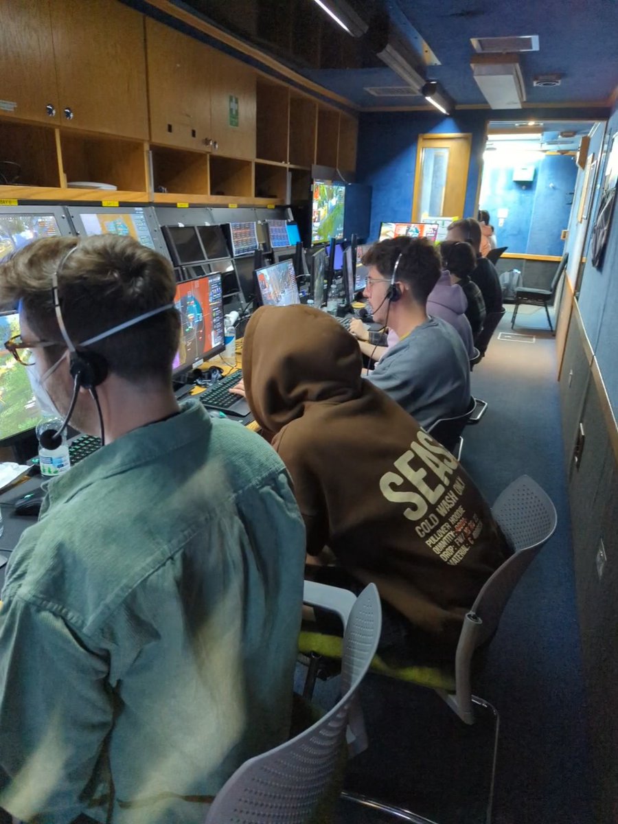 This #ALGS Champs observer team has been absolutely killing it. 👊

From selecting the right feed by the IGD, to frameing &amp; POV switching by each individual observer, every single shot shown on broadcast is nothing short of perfect storytelling. 🐐

Excited for the Final Show. 👌