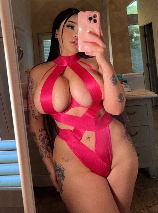 1 pic. lookin very breedable rn https://t.co/LXyn3hKHsH