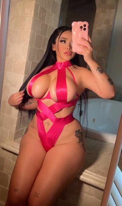 2 pic. lookin very breedable rn https://t.co/LXyn3hKHsH