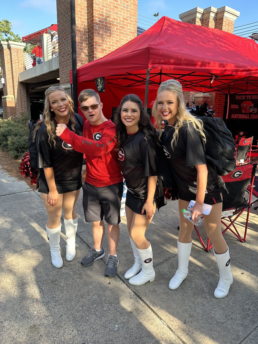 Who thinks Georgia will get the three-peat this year? #GoDawgs I had a great day between the hedges with my good friends Cathal and Mary Beth!