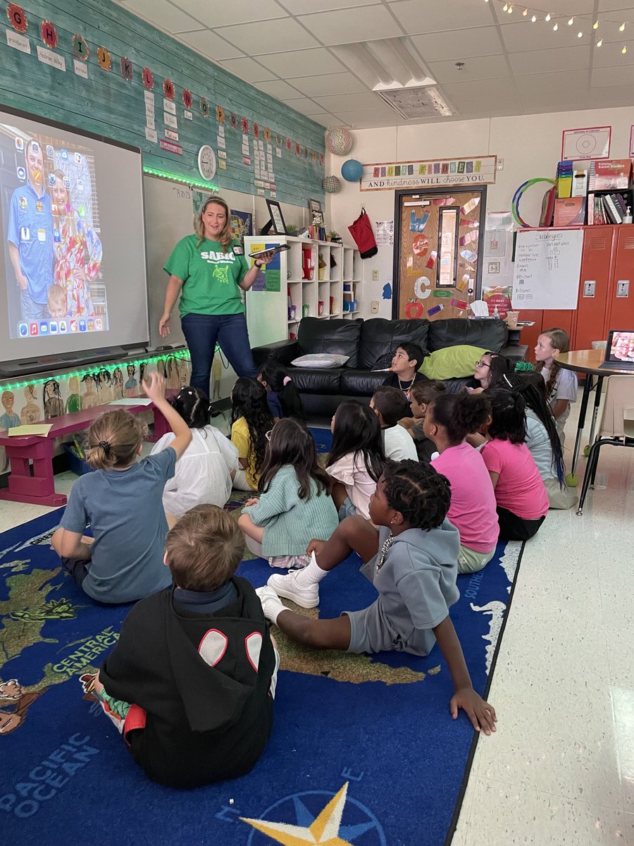 MsCokersClass's tweet image. Our amazing IT facilitator showing an app we can use to show what we’ve learned! ⁦@MrsEstes8⁩ ⁦@HebronValleyES⁩