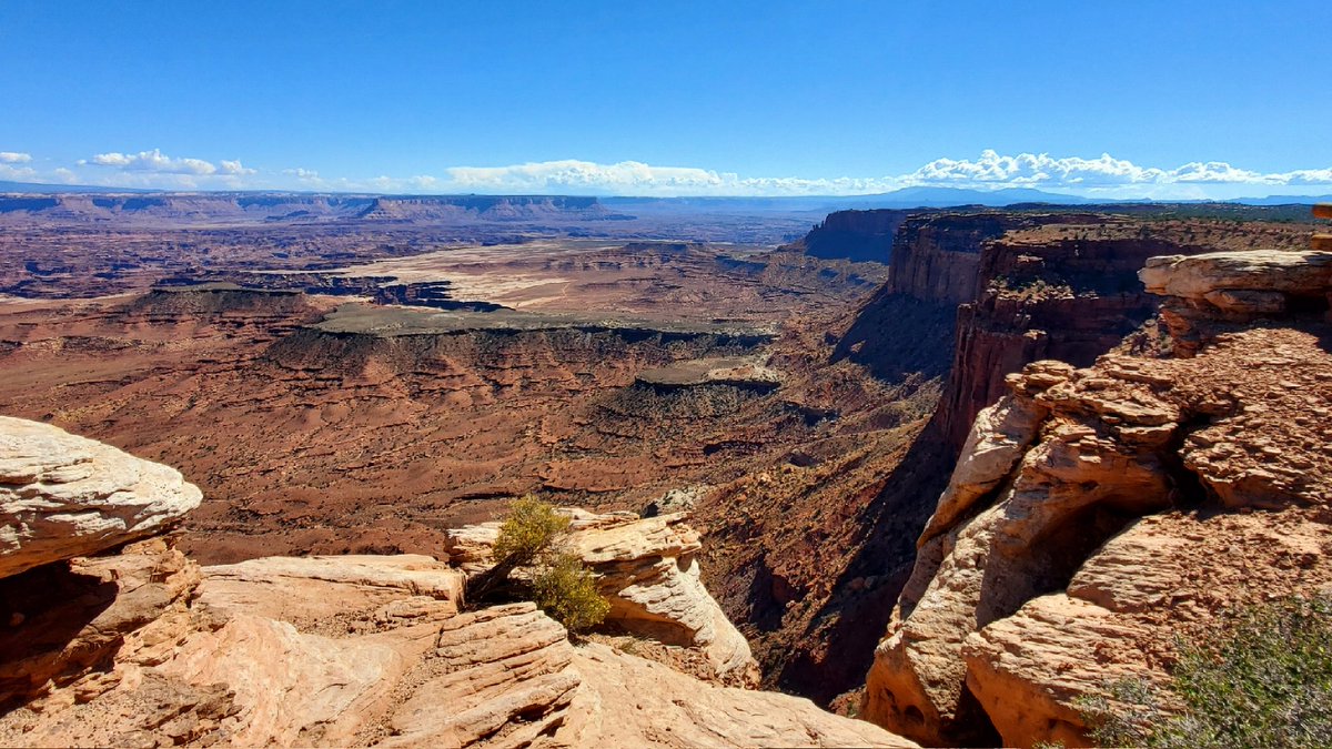 Buck Canyon Overlook in Canyonlands National Park, Moab, Utah, USA. This is in the Island in the Sky part of the park, which is on top of a mesa looking down on the canyons carved out by the Colorado River. For accessibility details check out our video youtu.be/308Ib9IgmsA?si…