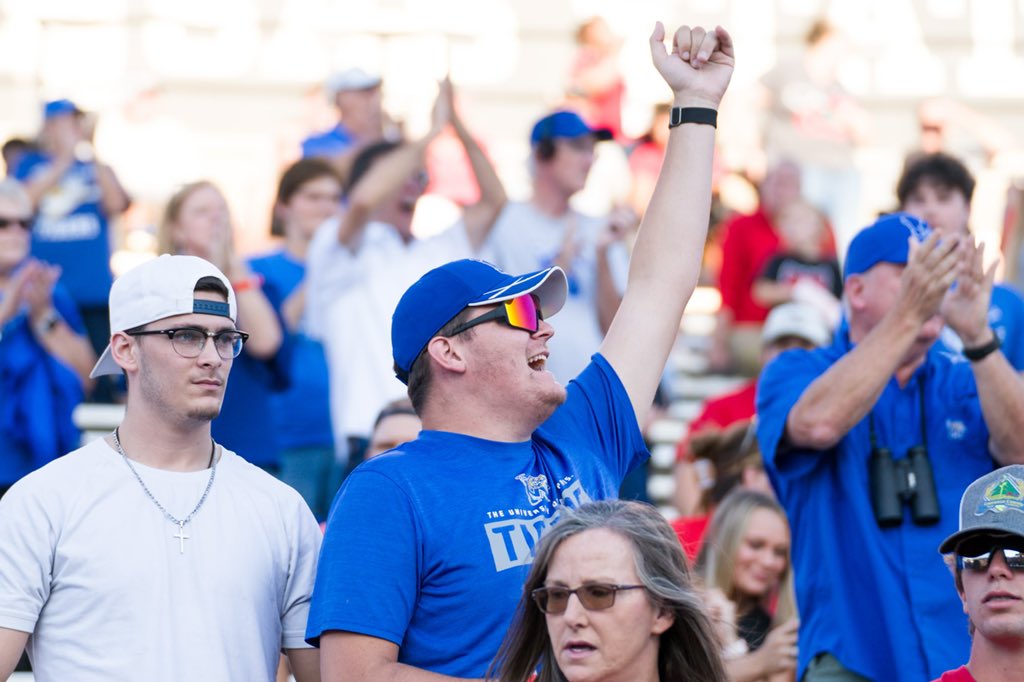 TigersAthletics's tweet photo. 𝐑𝐨𝐚𝐝 𝐓𝐢𝐠𝐞𝐫𝐬 🐯 https://t.co/ofp4w4KBB8