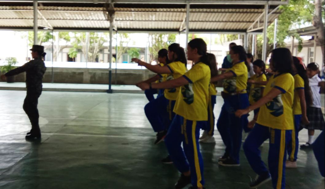 FFAAHN's tweet image. Comprometidos con la preparación de los Desfiles Patrios, miembros del 14to. Batallón de Infantería han estado trabajando arduamente, impartiendo ejercicios de orden cerrados y marcha #EDOC a estudiantes de diferentes centros de educación previo a los desfiles este próximo 15