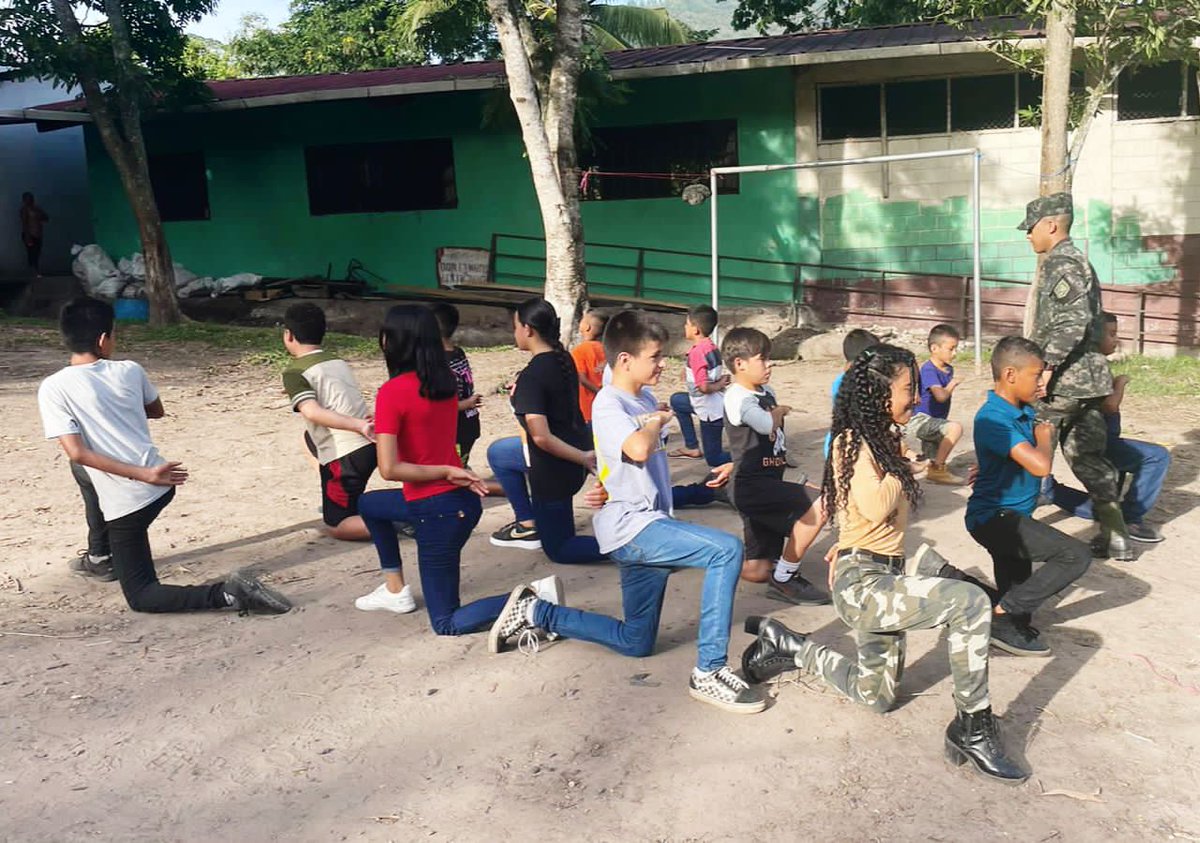 FFAAHN's tweet image. Comprometidos con la preparación de los Desfiles Patrios, miembros del 14to. Batallón de Infantería han estado trabajando arduamente, impartiendo ejercicios de orden cerrados y marcha #EDOC a estudiantes de diferentes centros de educación previo a los desfiles este próximo 15