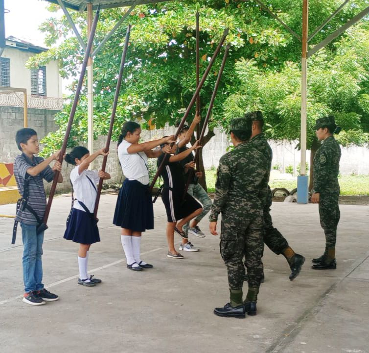 FFAAHN's tweet image. Comprometidos con la preparación de los Desfiles Patrios, miembros del 14to. Batallón de Infantería han estado trabajando arduamente, impartiendo ejercicios de orden cerrados y marcha #EDOC a estudiantes de diferentes centros de educación previo a los desfiles este próximo 15
