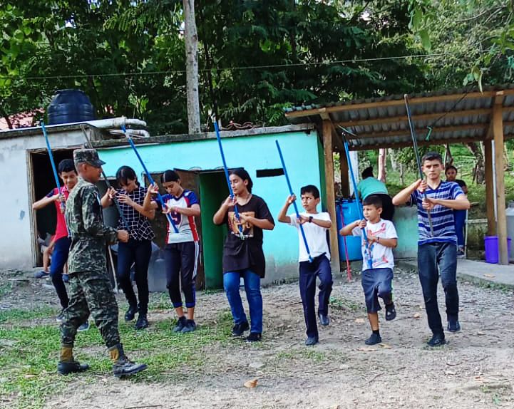 FFAAHN's tweet image. Comprometidos con la preparación de los Desfiles Patrios, miembros del 14to. Batallón de Infantería han estado trabajando arduamente, impartiendo ejercicios de orden cerrados y marcha #EDOC a estudiantes de diferentes centros de educación previo a los desfiles este próximo 15