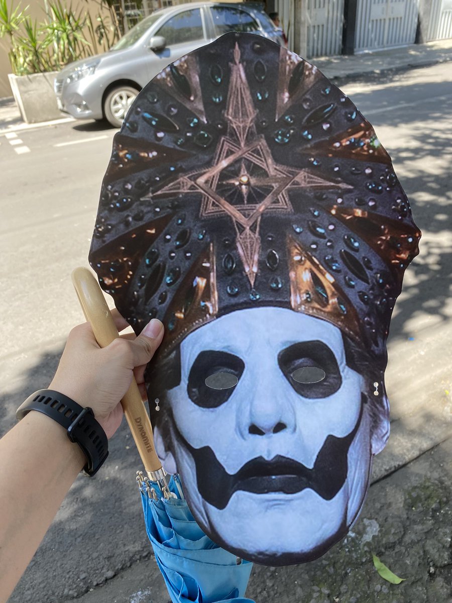 LizOkumura's tweet photo. Con el paraguas de BTS porque acá escuchamos de todo uwu 

@GhostBcOfficial #GhostMx https://t.co/STkvprO13b