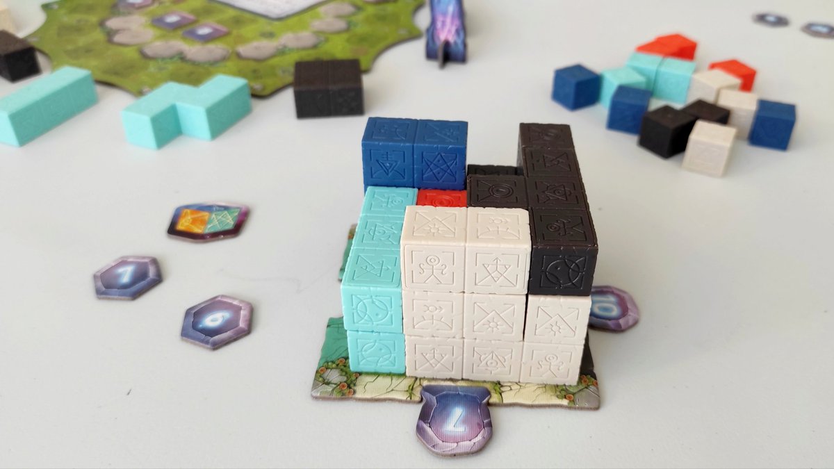 ElDailyToken's tweet photo. Tarde de #juegosdemesa! Estrenamos #Monolyth de @Asmodee_es, un juego que nos recuerda un poco a Patchwork pero en tres dimensiones con objetivos de colocación comunes y auto-elegidos, y #Daruma de @PerrolokoGames, un tienta a la suerte de colección de sets muy combero! https://t.co/kOzxWuhN84