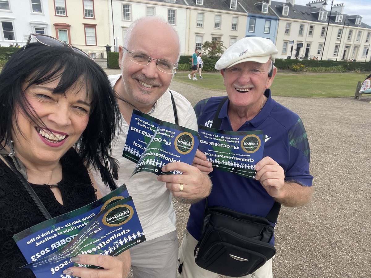 5000 leaflets distributed at Air Show in #Ayr today advertising <a href="/Scotland23Chain/">FreedomChainScotland23</a> and bus from Ayrshire 🏴󠁧󠁢󠁳󠁣󠁴󠁿💙
If you want to join us get in touch