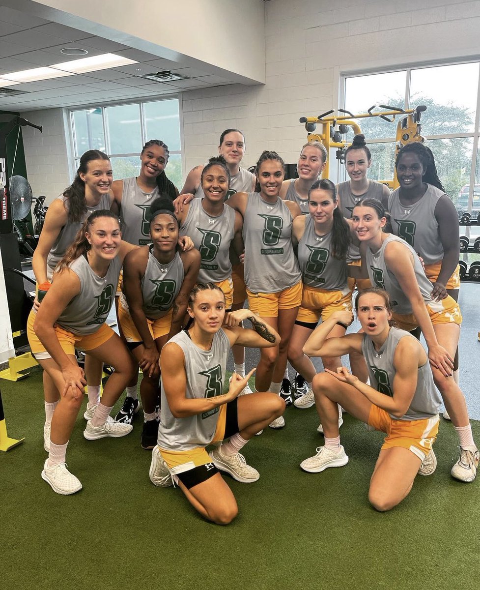 MarchMadnessWBB's tweet photo. Hard at work 💪

#NCAAWBB x 📸 IG @Siena_WBB https://t.co/kIggAK4fUs