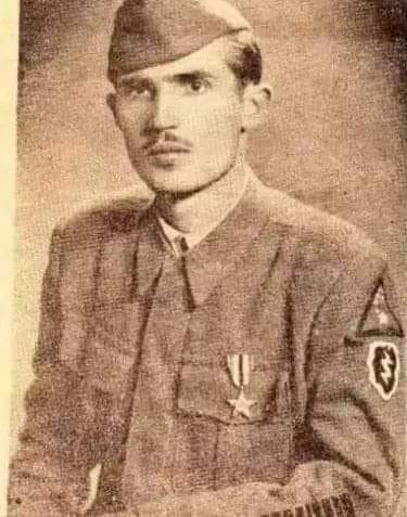 KumandanRte's tweet photo. Rambo karakterine ilham olmuş bir Türk askeri :
Hacı Altıner..
Kore Savaşında 14 mermi ile yaralandı :
"Beni burada bırakın..
Yanıma 1 makineli tüfek ve 1 sandık mermi koyun, siz çekilirken size zaman kazandırırım" dedi..
Tek başına düşmanı püskürtmeyi başardı..
Yaraları sarıldıktan sonra savaş kahramanı olarak Amerika'ya misafir ediliyor, ABD Başkanı bizzat ağırlayıp bütün eyaletlerde 1 sene boyunca gezdiriliyor.
Büyük kahraman olarak halkın gözüne sokuluyor...
Kendisine Amerikan vatandaşlığı, ordularında ise fahri generallik öneriliyor.
"Burada general olacağıma Türk Ordusunda er olmayı tercih ederim" diyerek reddediyor...
Kıbrıs Savaşında Amerikan başkanına;
"Amerika'da nasıl tanındığını ve koskoca Çin birliklerini nasıl durdurduğunu hatırlatıp hâlâ o kudrete sahip olduğunu, gerekirse Amerika ile tek başına savaşabileceğini belirten bir mektup yazıyor ve ABD den aldığı madalyayı iade ediyor...
Türkiye de ise tanınmamış ve tanıtılmamış bir kahraman...
Resimde, sol kolunda bulunan siyah şeritler o savaşda almış olduğu yaralarını temsil etmektedir...
Bizler hâlâ çocuklarımızın okul çantalarının üstüne batının sahte kahramanlarının resimlerini basmaya devam edelim..
Mekânı cennet olsun inşaÂLLAH

TSK ONURUMUZDUR Türk Silahlı Kuvvetleri 15