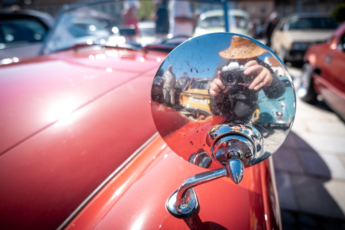 Veteráni v Soběslavi? Nešlo odejít z náměstí bez selfíčka. ;) Kdysi jsem si myslel, že foťák nepotřebuju, že mobil ho nahradí. Nenahradí. Bez Fuji si už dva roky nedovedu představit vlastní fotku, která by mě bavila.