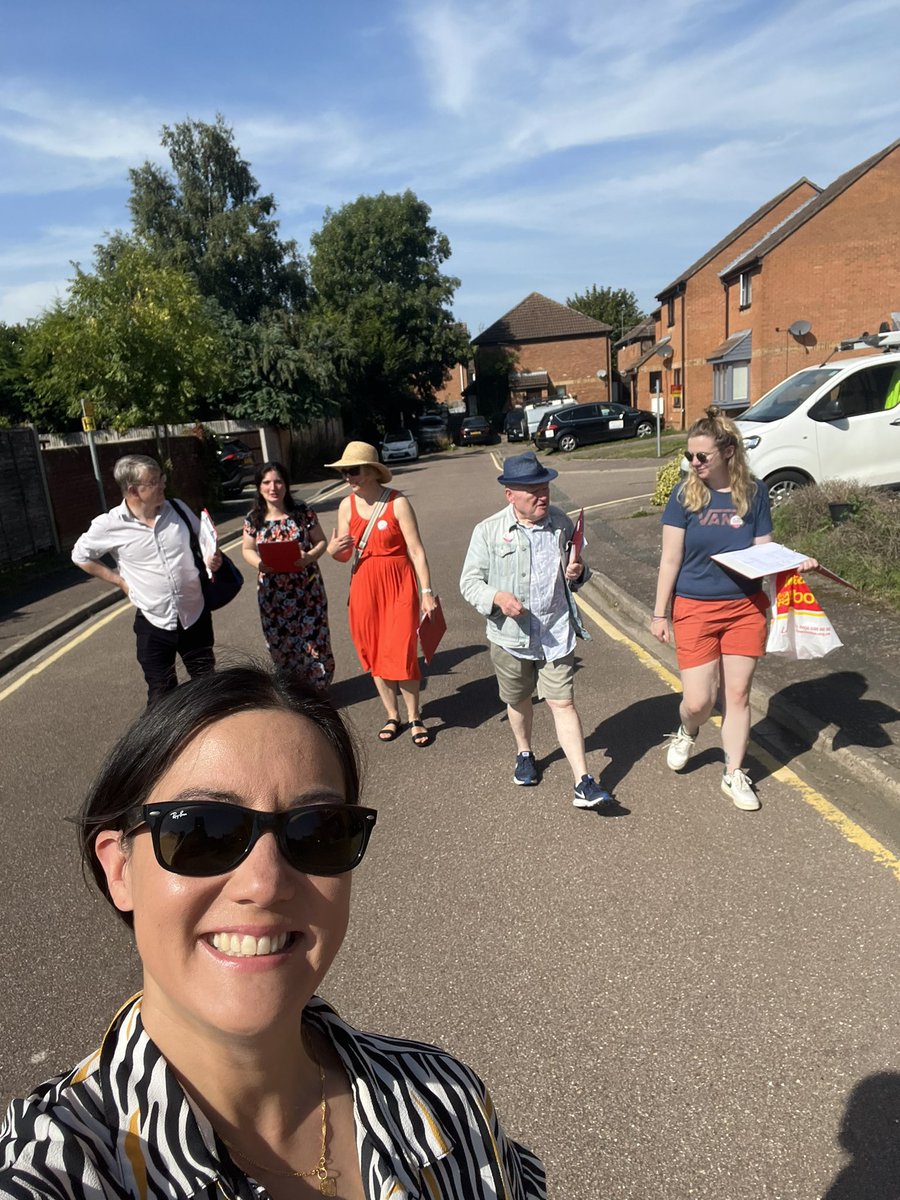 WestVaughan's tweet image. Warm day and warm reception for @alistrathern in #Flitwick  earlier today and always good to meet up with many @GMBPoliticsLDN @EofELabour comrades @SarahOwen_ @rach_hopkins @alexlmayer @MrsBurgin @Paul_Burgin  @emma_toal @TeddyAGRyan