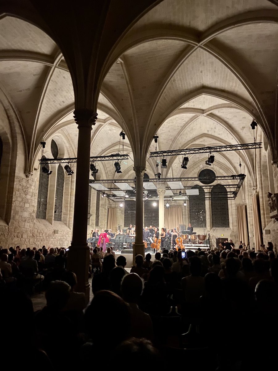 mesdames et messieurs, l’une des plus grandes expériences musicales d’une vie : à @royaumont le monde infini ouvert par ligeti dans son concerto pour violon servi par la technique et la liberté sans limites d’isabelle faust - définitivement la plus grande