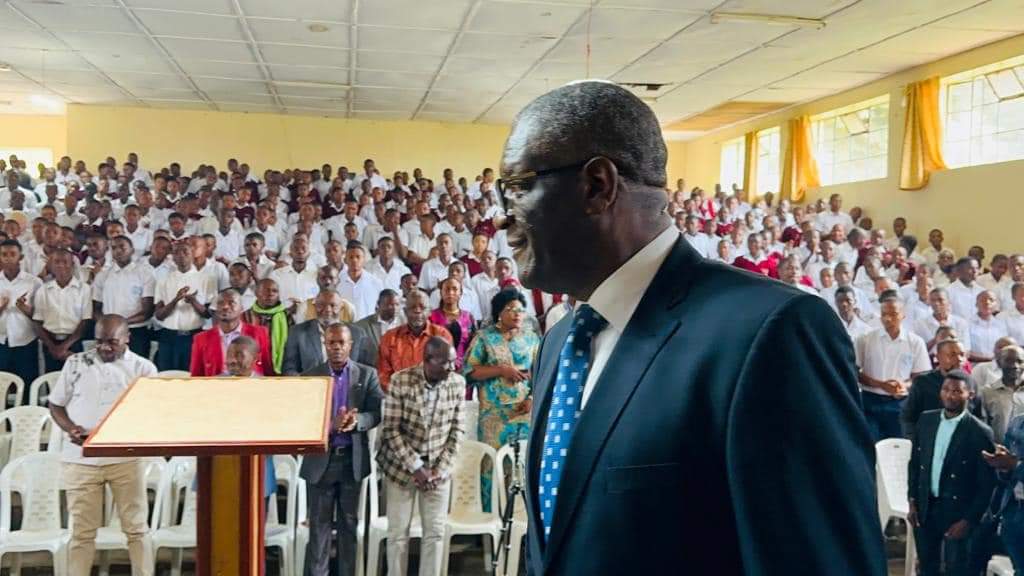 DenisMukwege's tweet image. Emu de retourner à mon école d&apos;enfance, l&apos;Institut Bwindi de Bukavu. Heureux d&apos;échanger avec notre jeunesse concernant le futur de notre société, l&apos;avenir de notre nation. Toujours autant d&apos;intelligences découvertes et à nourrir dans ces futurs responsables et leaders du Congo.