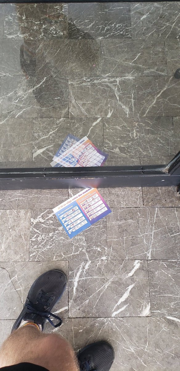 gdegostos4's tweet photo. [URGENTE] Hoy a las 14 HS, en las inmediaciones de Mitre y Tucumán @pablojavkin y el Frente Unidos Para Cambiar Santa Fe rompen la veda electoral con gente tirando estos volantes en casas y edificios de la zona. @TEPSF https://t.co/pt5uoQOesB