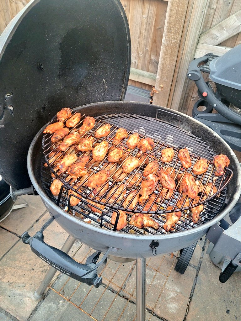 A great evening for chicken wings These were rubbed in @TheSmokeyCarter new Buffalo Ranch rub (it's a winner) and some then tossed in their Jaipur Pineapple and Mango sauce. If I still drank, a drunk me would definitely neck a bottle of that. Cooked on SNS kettle