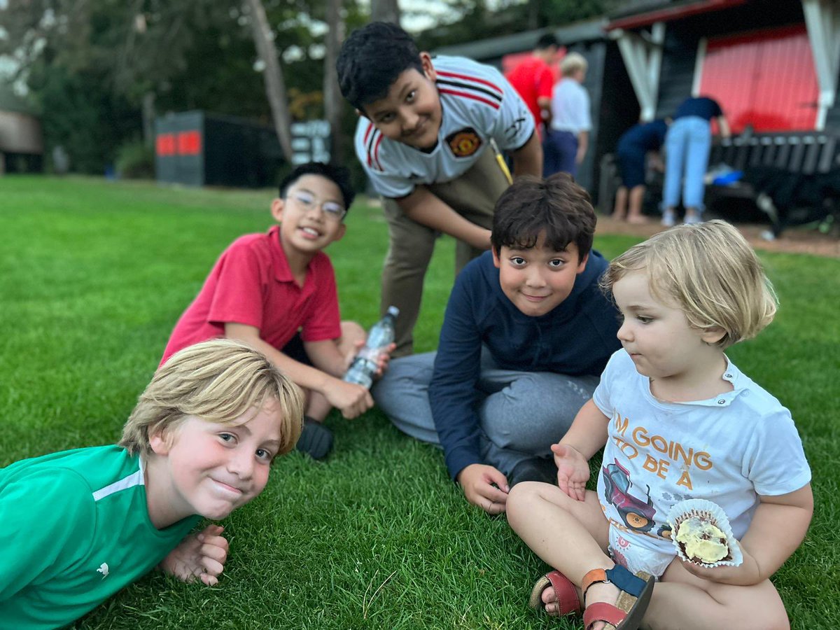 SFSOxford's tweet image. Cricket and footie, bbq hot dogs, s’mores and birthday cakes! What a wonderful Saturday night for the boarders in Upper House. #ILoveBoarding #BoardingWeekend #SFFamily