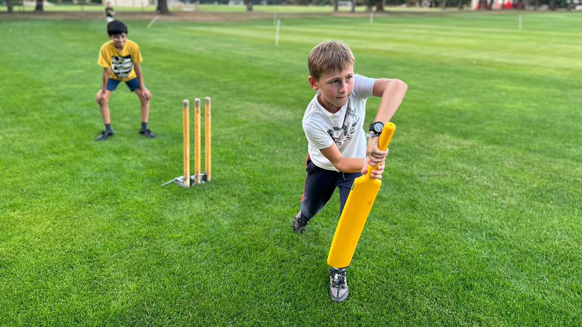 SFSOxford's tweet image. Cricket and footie, bbq hot dogs, s’mores and birthday cakes! What a wonderful Saturday night for the boarders in Upper House. #ILoveBoarding #BoardingWeekend #SFFamily