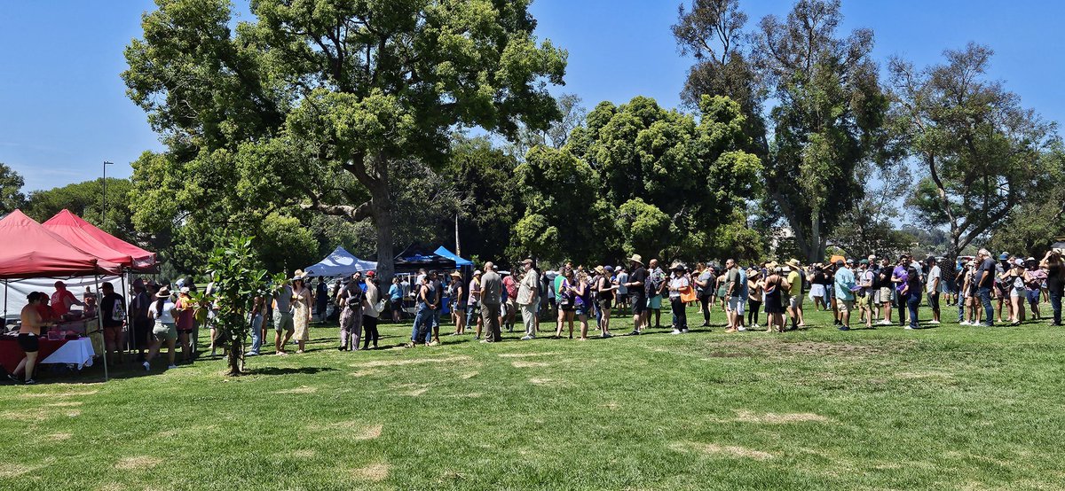 That_Oscar_Guy's tweet image. @sandiegoreader #Tacotopia is a nightmare! Only 7 taco vendors for a crowd that had long lines with 35 taco vendors! This is the line for a taco during VIP access. Hundreds still waiting to get in 
#NBCsandiego #SanDiego #News8