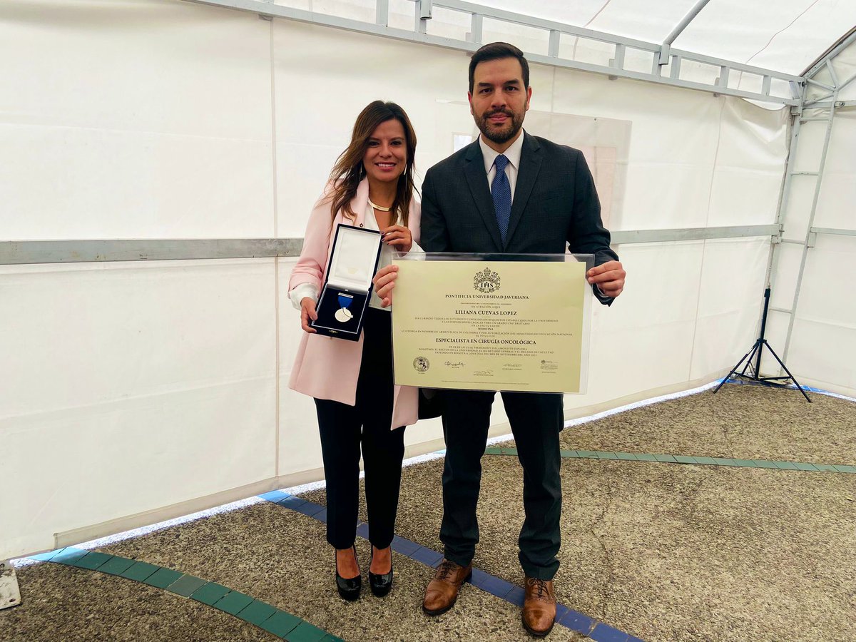 Con gran satisfacción y orgullo se materializa hoy el grado de la primera especialista en nuestro programa de Cirugía Oncológica <a href="/MedicinaPUJ/">Medicina Javeriana</a> !Felicitaciones <a href="/liliana62010843/">Liliana Cuevas López</a> y muchos éxitos en esta nueva etapa! Seguimos trabajando! 
#CirugíaJaveriana #CirugíaOncológica