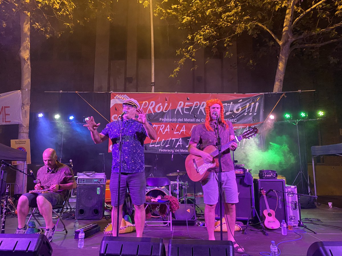 Daniel_Arbos's tweet photo. Divide &amp; Wenceslao a les festes de Poblenou (@dividewenceslao). https://t.co/QVQ3CQkR3X