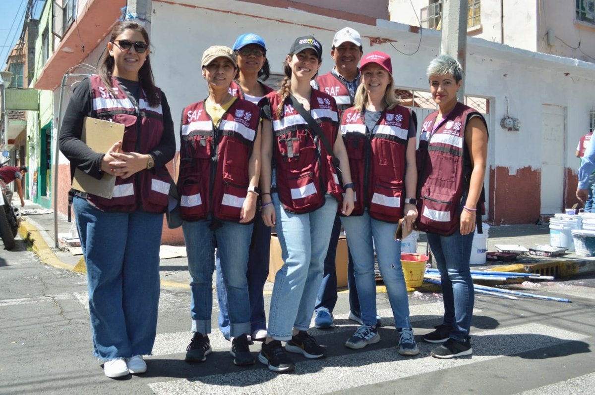 Finanzas_CDMX's tweet photo. ▶️ Como parte de la estrategia #BienestarEnTuColonia, el equipo de la @Finanzas_CDMX asistió a la @IztacalcoAl para dar seguimiento a las actividades de mejoramiento urbano y orientación de los programas del @GobCDMX. https://t.co/u9V5MJ3dHe