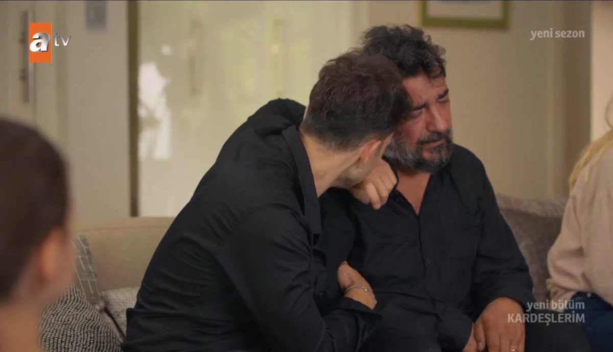 IvanytskaLina's tweet photo. Poor Tolga.😭 He lost another close person. Tolga supports Akif so strongly; it will hurt him deeply when he learns that Akif is hiding the secret of Leyla's death😔🥺
#Kardeşlerim #Berkalicatal  #TolgaBarcın https://t.co/izOJ468d4j