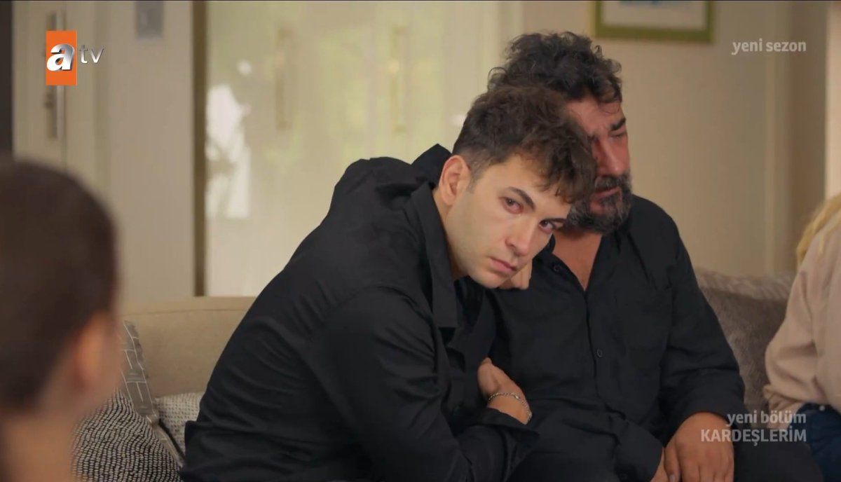 IvanytskaLina's tweet photo. Poor Tolga.😭 He lost another close person. Tolga supports Akif so strongly; it will hurt him deeply when he learns that Akif is hiding the secret of Leyla's death😔🥺
#Kardeşlerim #Berkalicatal  #TolgaBarcın https://t.co/izOJ468d4j