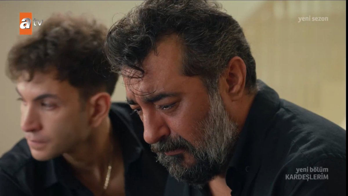 IvanytskaLina's tweet photo. Poor Tolga.😭 He lost another close person. Tolga supports Akif so strongly; it will hurt him deeply when he learns that Akif is hiding the secret of Leyla's death😔🥺
#Kardeşlerim #Berkalicatal  #TolgaBarcın https://t.co/izOJ468d4j