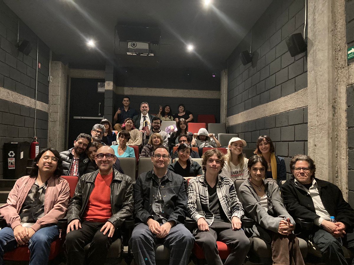 Circo_Cine's tweet image. Gracias a @CinemaniaCdmx por la proyección y charla con el equipo de #OliverioYLaPiscina y gracias al público asistente siempre!
Recuerda que si no la has visto sigue en cartelera ¡no te la pierdas!
@aullidosp @CinemaniaCdmx @oliverioylapisc
