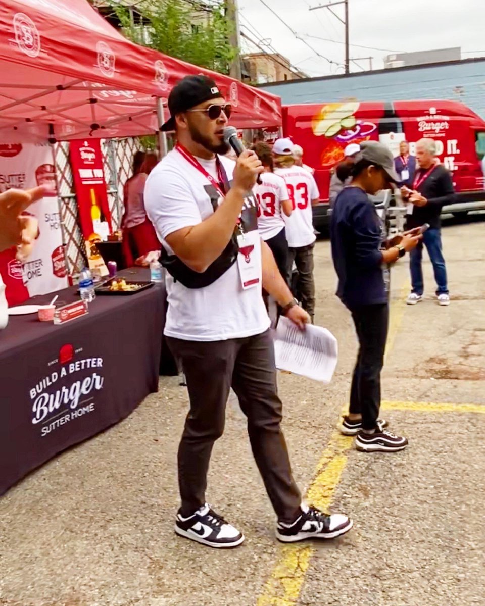 tlotvshow's tweet photo. It was an honor to host the @SutterHome Build A Burger contest with Chicago sports legends Kerry Wood & Stacey King as our judges!
YesโฆItโs Kerry Wood. He knows thoughโฆ#GoSox ๐คฃ
#sutterhome #buildaburger #chicago #chicagobulls #chicagocubs #bulls #cubs #hosting https://t.co/P6gXf8a804