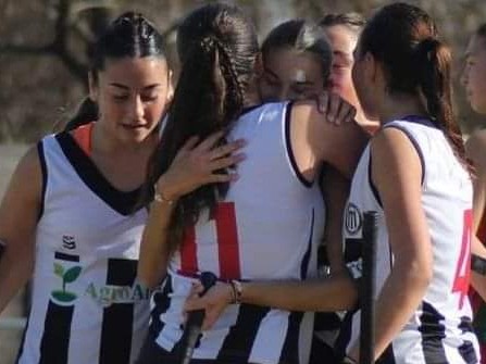 CenBlancoYNegro's tweet photo. #HockeyDamas 🏑 La Sexta albinegra venció 2-1 a Alumni con goles de Peirano y Bustamante. 

¡Seguimos punteras en el torneo Anual Zona Campeonato! 🏆 

#DaleNegro 🤍🖤🤍 https://t.co/4PlBpdXbms