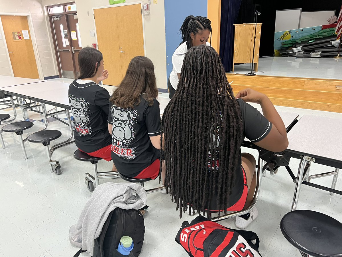 Austin HS cheerleaders came to help <a href="/MaryHolleyElem1/">Mary Holley Elementary</a> cheer tryouts. Thanks ladies! #bulldogs #hawks #fbisd