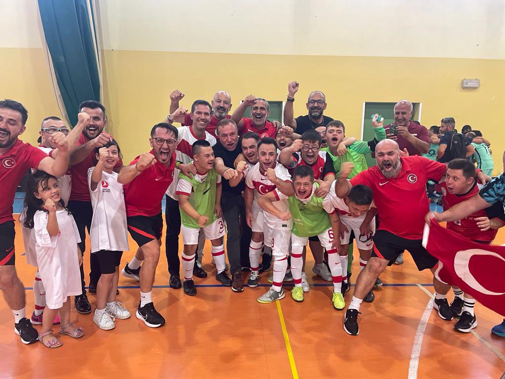 Tebrikler kahramanlarımız! 🇹🇷 

Down Sendromlu Futsal Milli Takımımız büyük bir başarıya imza attı! 
Portekiz’i 2-1 mağlup ederek Avrupa Şampiyonu oldu! 

#TebriklerMilliTakım #AvrupaŞampiyonu