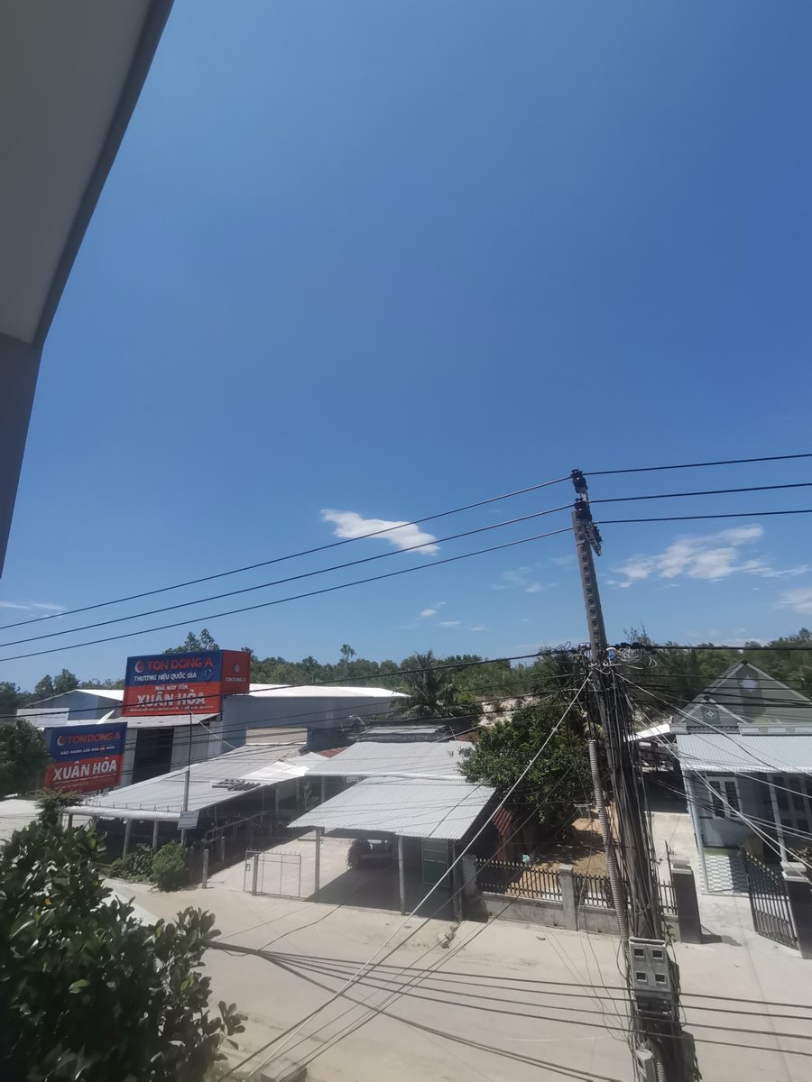 Nhu hoang hon nhuom sac vang tren bau troi.