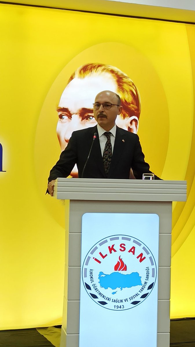 TalipGeylan06's tweet photo. İLKSAN, BİR KEZ DAHA KAZANDI!

İLKSAN Genel Kurul delegeleri, 1996’dan beri eğitim çalışanlarının helal alınterine sahip çıkan iradeyle “yola devam” dedi.
291.000 üyenin emanetini ucu görünmeyen bir maceraya mahkum bırakmayan tüm delegelere teşekkür ediyorum.

Adeta ganimet paylaşır gibi yönetim kurulu üyeliklerini pazarlayarak ‘kazanmak için her yol mübahtır’ anlayışıyla paylaşım masası kuran Eğitim Bir Sen ve Eğitim Sen ittifakı divan başkanlığı için ortak liste çıkardı.
Ancak Genel Kurul delegeleri, ortak listeyle 107’e 113 oy dağılımıyla kongrenin divan başkanlığını kazanmış olmanın şımarıklığını yaşayan EBS ve ES ittifakına, gizli oylamayla yapılan yönetim seçiminde  ahlaki duruşun şamarını vurdu.

İLKSAN üyeleri emin olsun ki, yeni yönetim kurulu da bugüne kadar olduğu gibi bundan sonra da onların emanetlerine sahip çıkacak, kurumun kaynaklarını ve üyelerin birikimlerini hiç bir kişi ve kuruluşa peşkeş çekmeden ve sadece üyenin hizmetine sunarak şeffaf ve ahlaki yönetim anlayışını sürdürecektir.

Doymaz iştah ve onulmaz ihtiraslarının esiri olanlara da bir kez daha diyoruz ki, artık mesajı alın: İLKSAN üyeleri eleştiriye, öneri ve tavsiyeye EVET; ama iftiraya, mesnetsiz tezviratlara ve haysiyet cellatlığına HAYIR diyor!

Genel Kurul sonuçlarının İLKSAN’ın daha güçlü yarınlarına vesile olmasını diliyorum.

Emekli olması hasebiyle bayrağı devreden Tuncer Yılmaz başkanıma tüm İLKSAN üyeleri adına teşekkür ediyorum. Görev süresi boyunca duruşu, ahlakı ve performansıyla kurumun tarihine adını şerefle yazdırmıştır. Allah ondan razı olsun.
Emaneti devralan yeni yönetim kuruluna ve İsa Barış Başkanıma da başarılar diliyorum. Hiç şüphem yok ki, yüklendikleri emaneti Tuncer Başkanımın bıraktığı yerden daha yükseklere taşıyacaklardır.

Ayrıca ve özellikle, temsilci seçimlerinden itibaren hiç bir çıkar ve beklenti hesabı olmadan büyük bir gayretle İLKSAN’a sahip çıkan Türk Eğitim Sen teşkilatımıza, fedakar yol arkadaşlarıma şükranlarımı sunuyorum. Her biri ile gurur duyuyorum. Var olsunlar..

Hayırlı olsun.
@tcmeb @ilksangovtr
