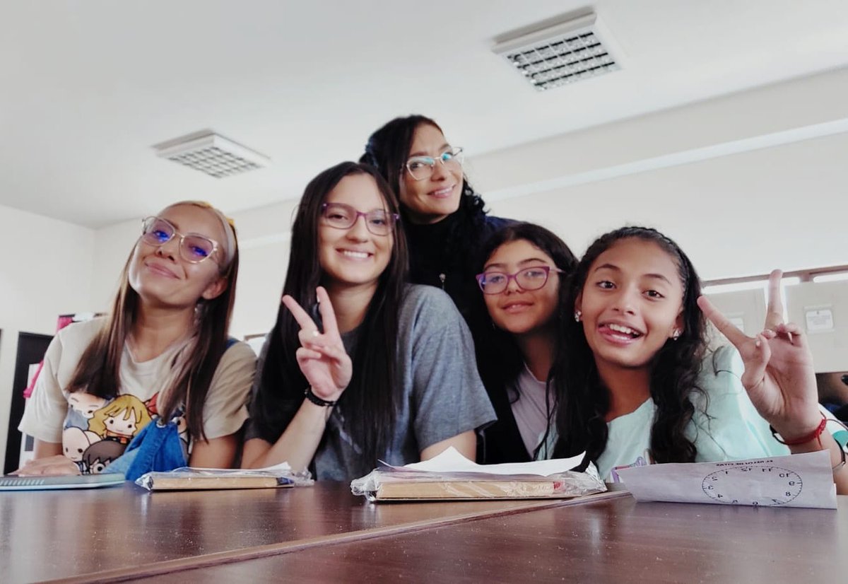 Grupo de estudiantes y profesoras, que participan en el Encuentro de Ajedrez de los Colegios Nazaret en Bogotá. Excelente oportunidad para compartir, aprender y disfrutar al estilo Nazaret. <a href="/NazaretCO_EC/">NAZARET COLEGIOS INNOVADORES COLOMBIA-ECUADOR</a>