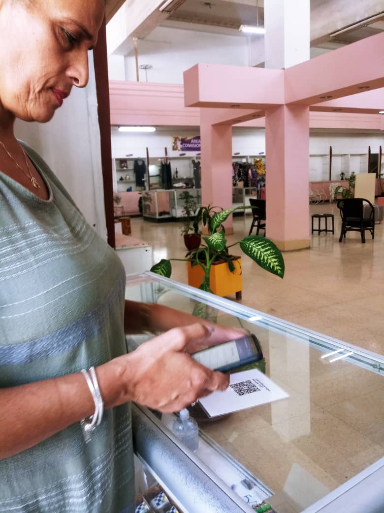 🎊Recorrió la ministra del Comercio Interior la Feria de Comercio Electrónico 💳📲 realizada en la arteria comercial de la calle Galiano, donde participaron varios actores económicos, quienes acudieron a comercializar sus productos y servicios.
#ComercioElectrónico