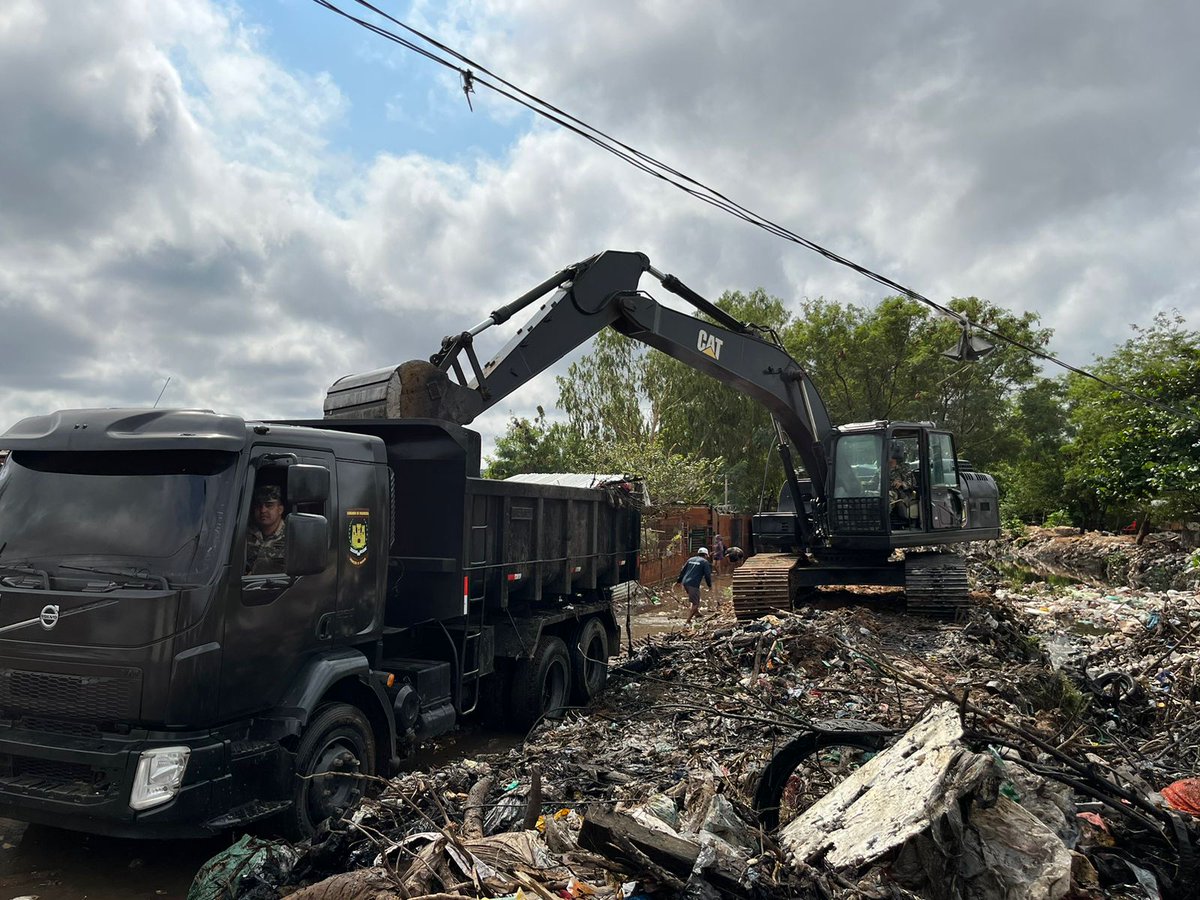 COMINGE_Py's tweet image. El día de ayer, viernes 8 de Setiembre, el Comando de Ingeniería del Ejército en cooperación con la SEN, apoyó a la población civil del Barrio Santa Ana en el Bañado Sur, para reencausar el desborde del Arroyo Morotî ocurrido como consecuencia de las últimas intensas lluvias.