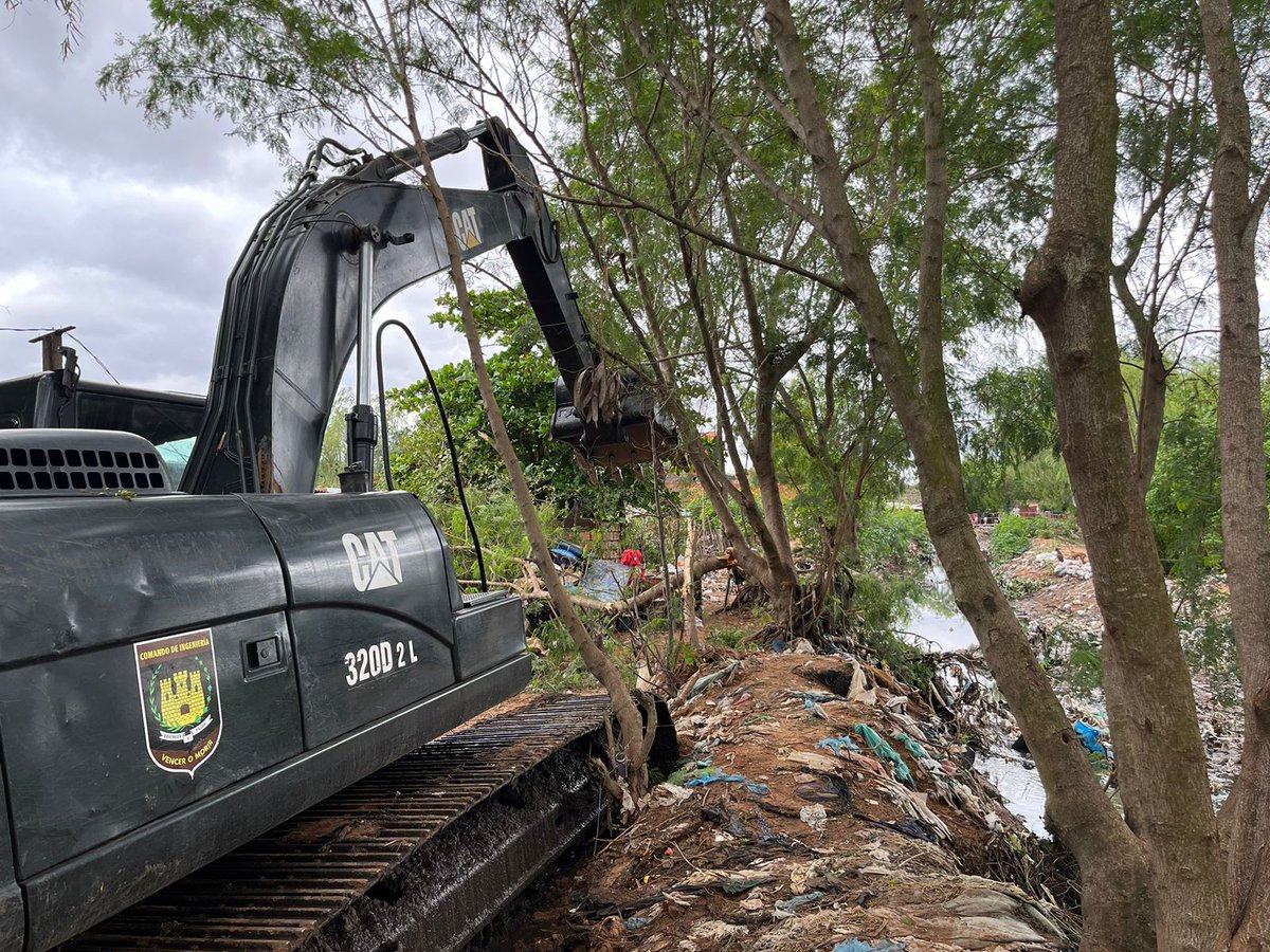 COMINGE_Py's tweet image. El día de ayer, viernes 8 de Setiembre, el Comando de Ingeniería del Ejército en cooperación con la SEN, apoyó a la población civil del Barrio Santa Ana en el Bañado Sur, para reencausar el desborde del Arroyo Morotî ocurrido como consecuencia de las últimas intensas lluvias.