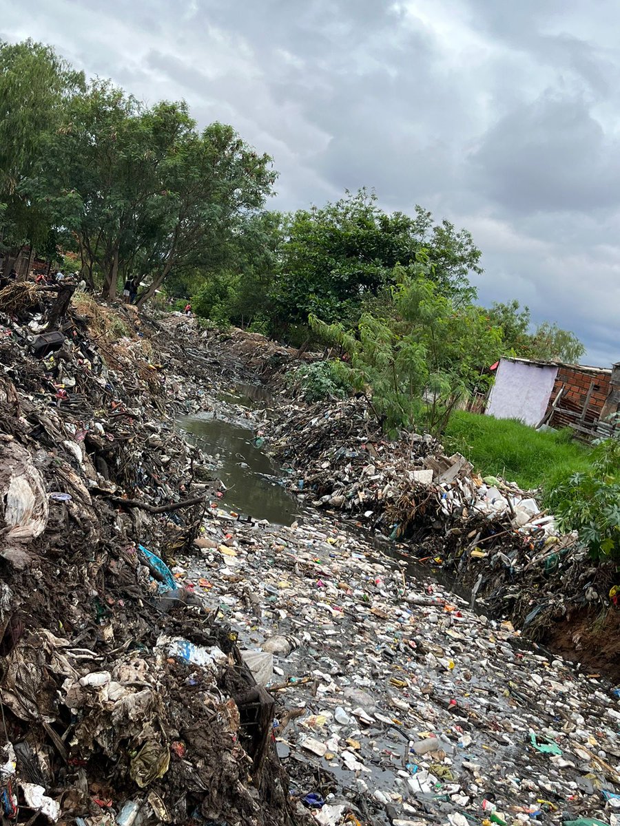 El día de ayer, viernes 8 de Setiembre, el Comando de Ingeniería del Ejército en cooperación con la SEN, apoyó a la población civil del Barrio Santa Ana en el Bañado Sur, para reencausar el desborde del Arroyo Morotî ocurrido como consecuencia de las últimas intensas lluvias.