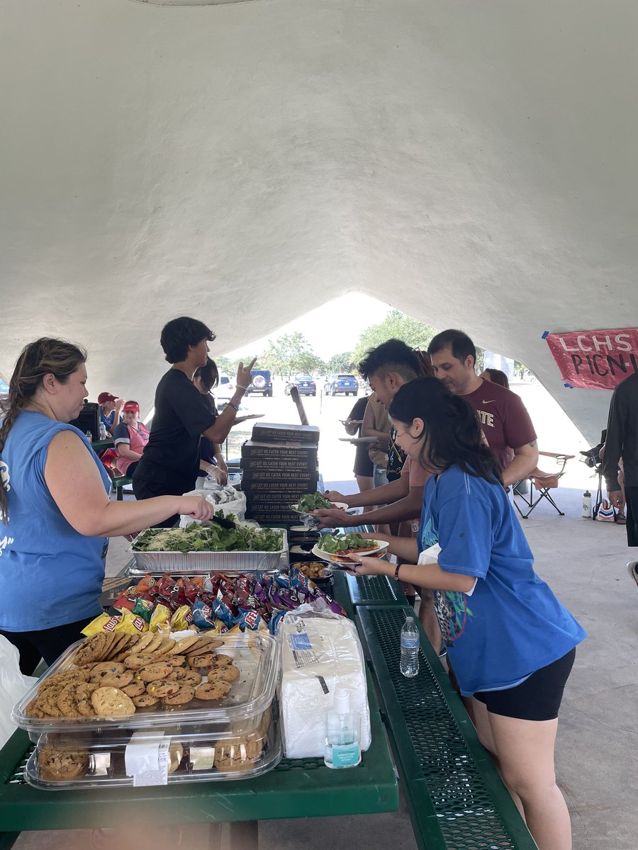 MimiWong_05's tweet photo. Orchestra picnic 2023 - thank you to the Orchestra Booster Board, Orchestra Officers, lobo students and families and @CrustPizzaCo for delivering this delicious food! #orchestralife #orchestra #lobos https://t.co/uWYzTvmSMn