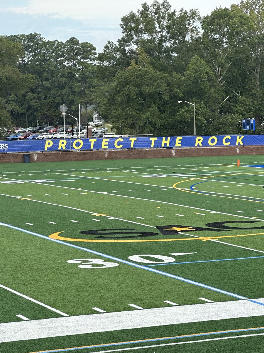 One of the first things I noticed at my visit today #ProtectTheRock like my head coach <a href="/CoachBonner1914/">Coach Bonner</a> constantly tells the team ‼️ <a href="/RCHS_BulldogsFB/">RCHS Bulldogs Football</a>