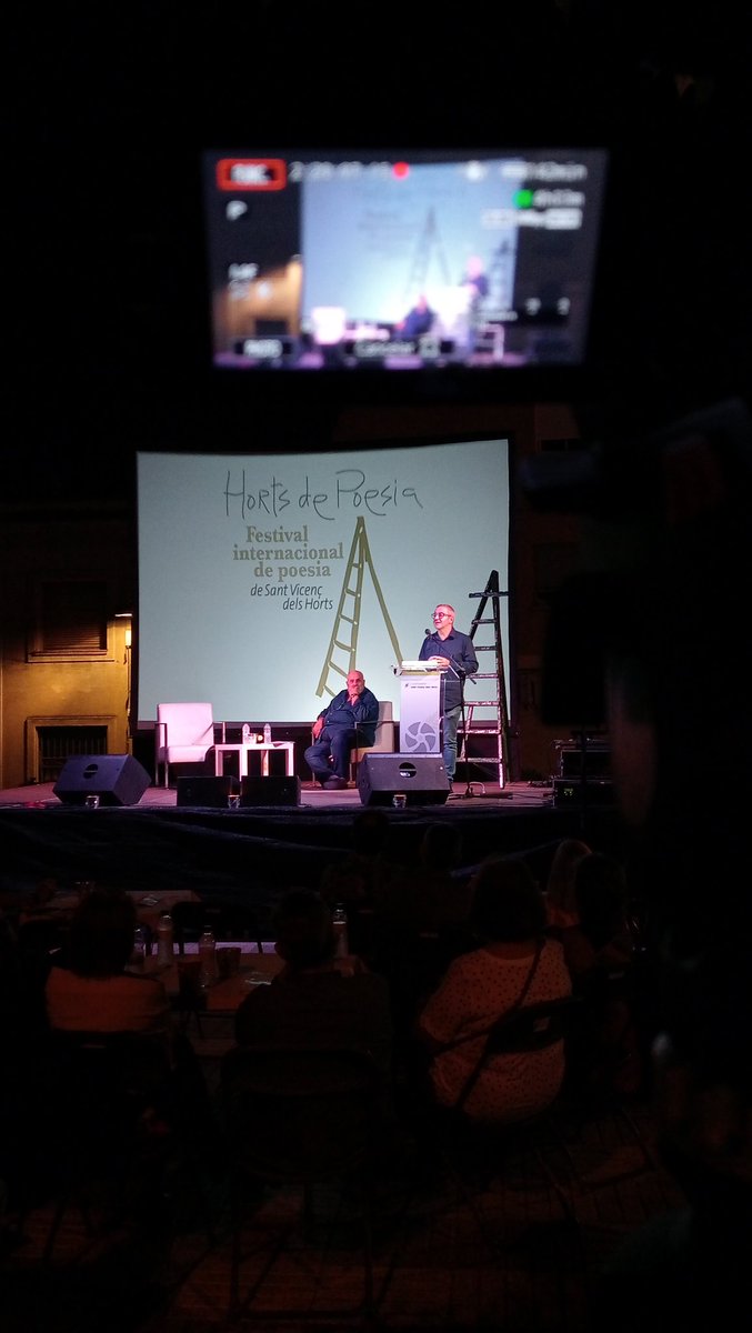 santviTV's tweet photo. 👉🏽🎥 Enregistrem a la plaça de la vila l'11a edició del Festival Internacional de poesia Horts de Poesia #SantVicençdelsHorts @AjuntamentSVH
Aviat a Youtube i Santvi TV
#poesia #cultura #tvlocal #HortsdePoesia https://t.co/LtStbRK0UA